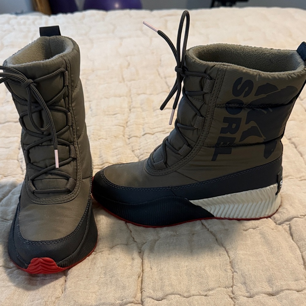 Sorel Womens waterproof Snow Boots - Olive and Red size 6